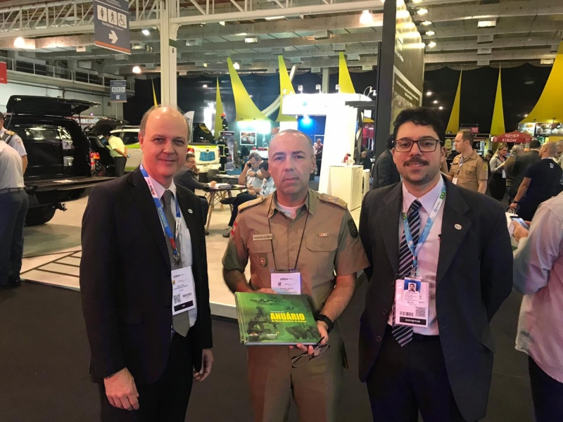 O presidente do CNCG Coronel Carlos Alberto de Araújo Gomes Júnior (na foto ao centro) teve agenda com a equipe da Abimde, Leonardo Mendes Nogueira, primeiro Vice-Presidente, e Paulo Albuquerque, Diretor de Projetos, na ISC Brasil 2019, no dia 26 de junho, no Expo Center Norte, em São Paulo.