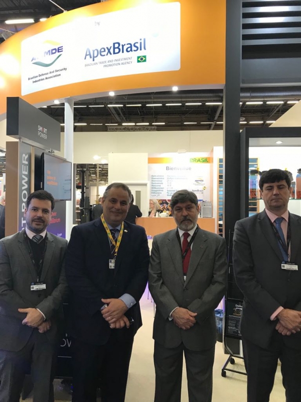 Embaixador do Brasil na França visita Pavilhão Brasil