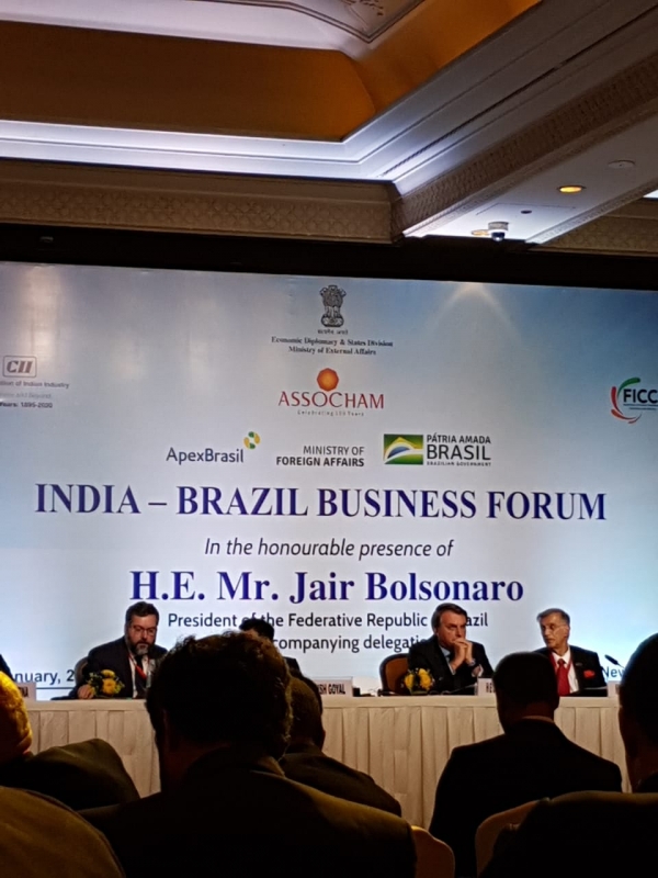 O presidente Jair Bolsonaro durante encontro na Índia; visita resultou em acordos de negócios com o Brasil