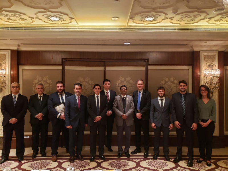 O conselheiro da ABIMDE, Rodrigo Madugno (5º da esq. para a dir.), durante evento na Índia