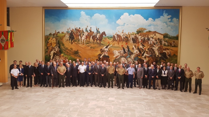 Ministro da Defesa ao lado de representantes da BID